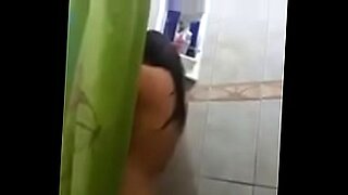 madre pilla a su hijo oliendo sus bragas y masturbandose