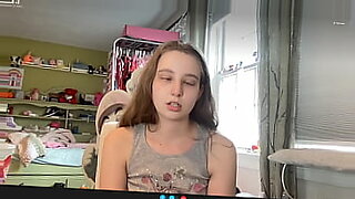 jovencita-solita-en-casa-porn