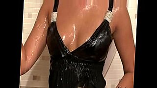 masseur sneaks a glory hole pussy snack