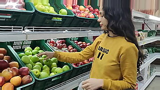 madrastra-tetona-se-folla-a-su-hijastro-y-se-deja