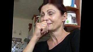 hijo-se-graba-forzando-a-su-madre-para-follar