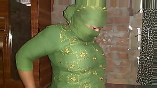 madremadura-juega-con-la-polla-grande-de-su-hijo