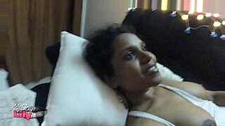 busty-buffy-masturbandose-con-un-vibrador