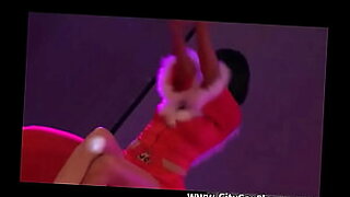 sara-uribe-striptease