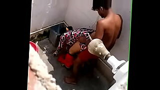 madremadura-juega-con-la-polla-grande-de-su-hijo