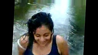 chica-mete-todo-su-cono-en-la-aspiradora