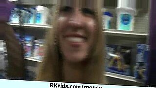 videos-madre-se-mea-con-dedo-en-el-culo