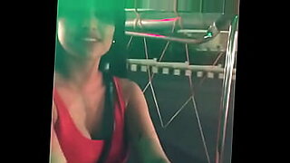 mujeres-lesvianas-madre-e-hija-en-la-pileta-desnudas