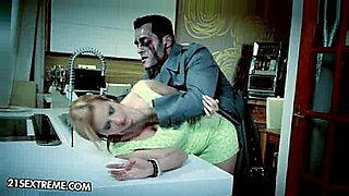 hot-baeuty-striptease