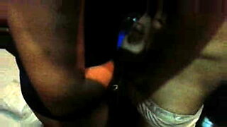 chica-se-desnuda-frente-a-la-webcam