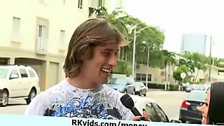 madremadura-juega-con-la-polla-grande-de-su-hijo