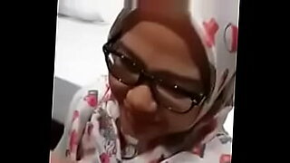 mujeres-lesvianas-madre-e-hija-en-la-pileta-desnudas