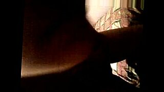 madre queda atrapada debajo de la cama y el hijo se la folla