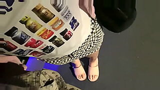 su-amiga-le-hace-un-striptease