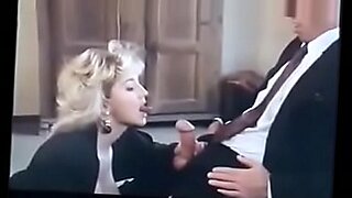 la-vecina-espia-a-su-vecino-pajeandose