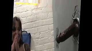 asiatica-tragona-en-el-gloryhole-porno