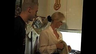 porno-mama-da-masaje-a-hijo
