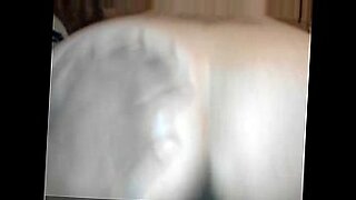 madre queda atrapada debajo de la cama y el hijo se la folla