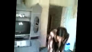 espanolas-virgenes-follando-por-webcam
