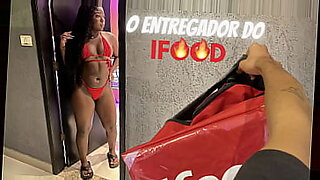 video-porno-milf-con-sudadera-azul-en-el-balcon