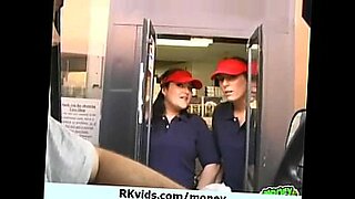 18-hermana-pilla-a-su-hermano-follando-y-participa-follando