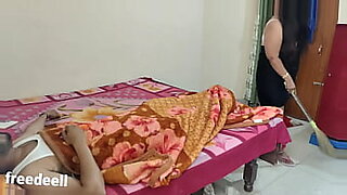 dos-chicas-vestidas-com-hombre-desnudo-atado-video-porno