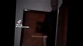 chica-virgen-desvirgando-con-un-pene-grande