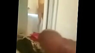 chica-folla-a-varios-viejos