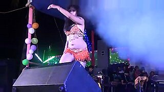 fendom-milfs-play-toy