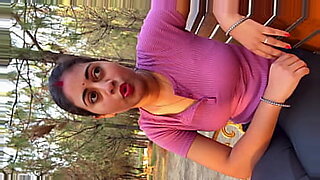 gorda-culona-jeans-ajustados-camisa-ajustada