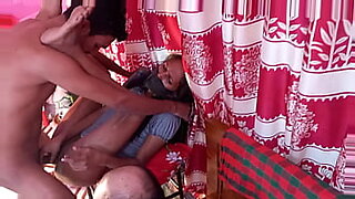 madrastra-se-folla-hijastra-por-culo-con-dildo