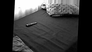ama-de-casa-cachonda-folla-frente-a-su-esposo